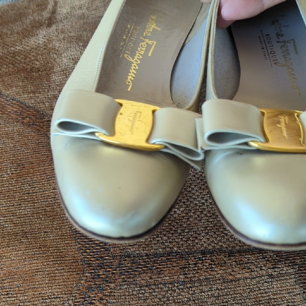 Salvatore Ferragamo Light Cream Leather Bow Pumps with Gold Plaque - Picture 11 of 11